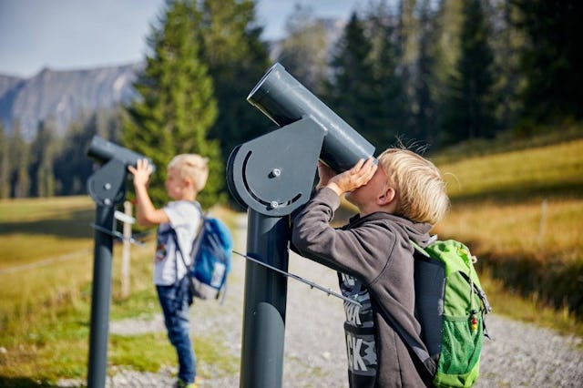 Le sentier des droséras, long d’environ 5 km, offre un aperçu fascinant de la nature à travers 17 stations interactives.