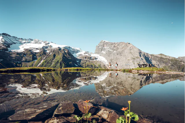 Le panorama se reflète sur le Spiegelsee – de l’imposante face est du Titlis au majestueux Schlossberg, en passant par le Grassengrat, le Bärenzähn, l...