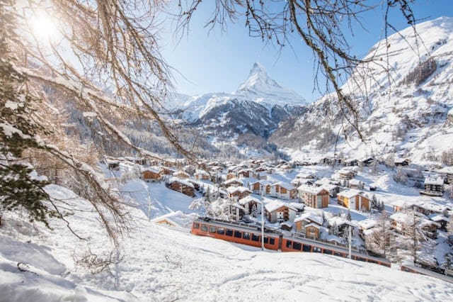Le train du Gornergrat avec récupération d’énergie: lors de la descente, des moteurs asynchrones réinjectent dans le réseau l’énergie qui servira pour l’ascension.