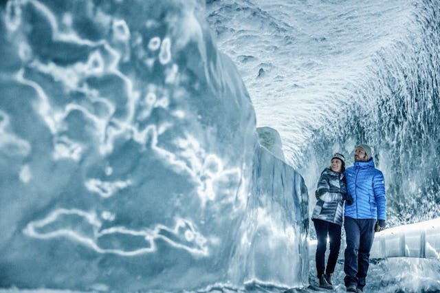 Niché au cœur d’un domaine glaciaire, entre le Petit Cervin et le Breithorn, le Palais de glace dévoile un univers fascinant fait de neige et de glace.