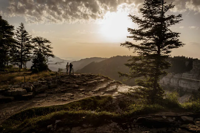Le Creux du Van est aussi connu comme le «Grand Canyon» de la Suisse. L'impressionnante randonnée circulaire au départ de Noiraigue dure environ quatr...