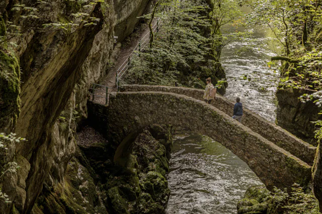 Entre Noiraigue et Boudry, une randonnée particulièrement variée vous attend dans la gorge de l'Areuse.