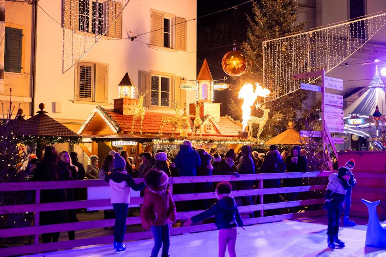 La magia del Natale non finisce qui: i bambini (ma anche i genitori) si divertono sul carosello natalizio, sfrecciando a tutta velocità lungo la pista...