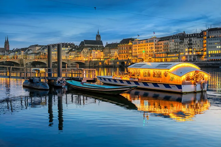 Il traghetto sul Reno «Vogel Gryff» collega il quartiere di Grossbasel con il quartiere di Kleinbasel durante tutto l’anno. Durante il periodo nataliz...