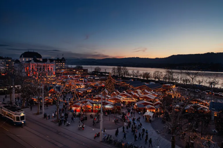 Con più di 100 chalets decorati con cura, il «Wienachtsdorf» (Villaggio di Natale) sulla Sechseläutenplatz è uno dei più grandi mercatini di Natale de...