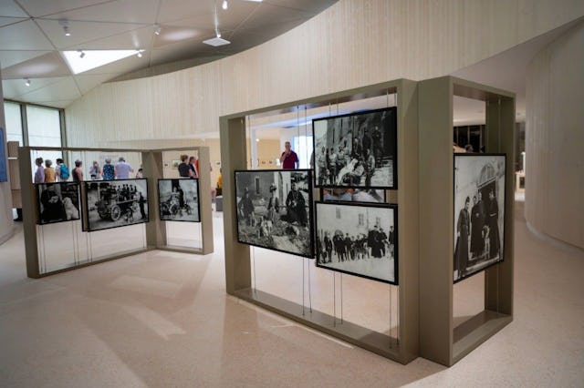 Séquence historique: ces chiens sauvèrent nombre
de voyageurs égarés dans la neige et le brouillard.