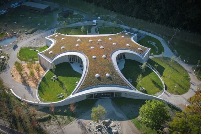 Une architecture iconique: le bâtiment principal, en forme d’empreinte de patte, baigné de lumière et en harmonie avec la nature.