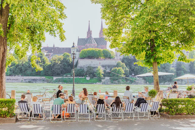 Détendez-vous au bord de l’eau tout en dégustant des spécialités régionales: la Buvette 7 allie l’art de vivre bâlois à une consommation responsable.