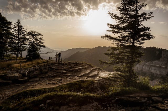 Der Creux du Van wird auch gerne als der Grand Canyon der Schweiz bezeichnet. Die eindrückliche Rundwanderung ab Noiraigue dauert ca. 4,5 Stunden.