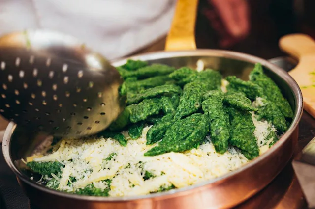 Köche aus verschiedenen Hotels des Valposchiavos bereiten das Mittagessen des Wildkräuter-Festivals zu.