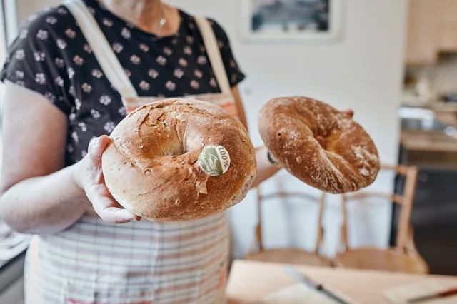 Das traditionelle Puschlaver Ringbrot wird aus Roggen- und Weizenmehl gebacken und oft mit Anis verfeinert.
