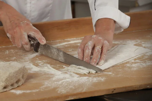 Handarbeit, wie sie auch im Ristorante Motrice gelebt wird. Pizzoccheri-Teig wird frisch ausgerollt in Streifen geschnitten.