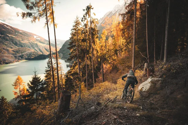 Die Valposchiavo ist der Startpunkt für Velotouren in allen Facetten – von MTB auf Bergtrails bis Rennrad-Challenges zum Berninapass.