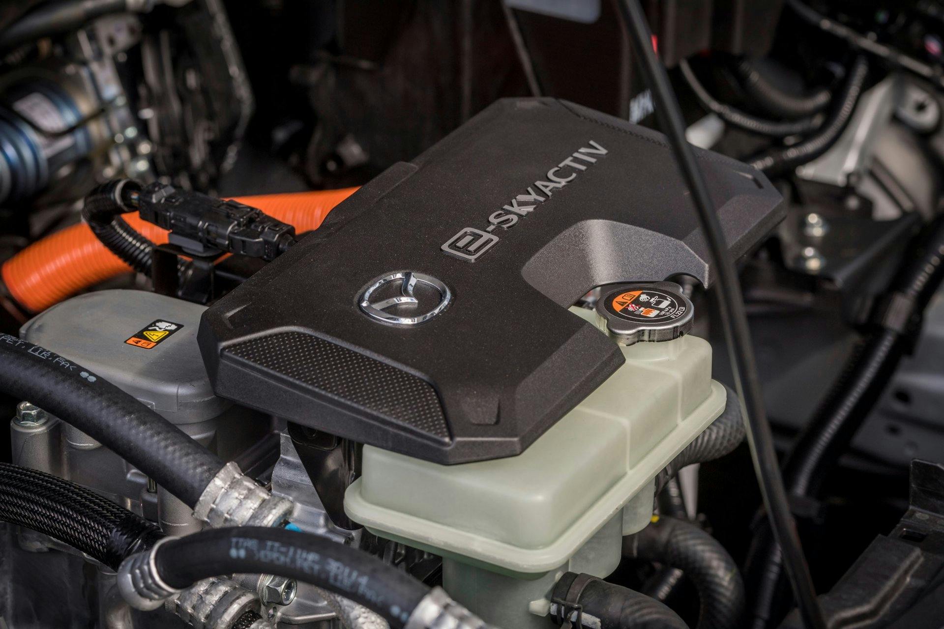 Erstmals setzt Mazda seine neue elektronische Antriebstechnologie «e-Skyactiv» ein. Dieses gibt ein akustisches Feedback über das Audiosystem, damit d...