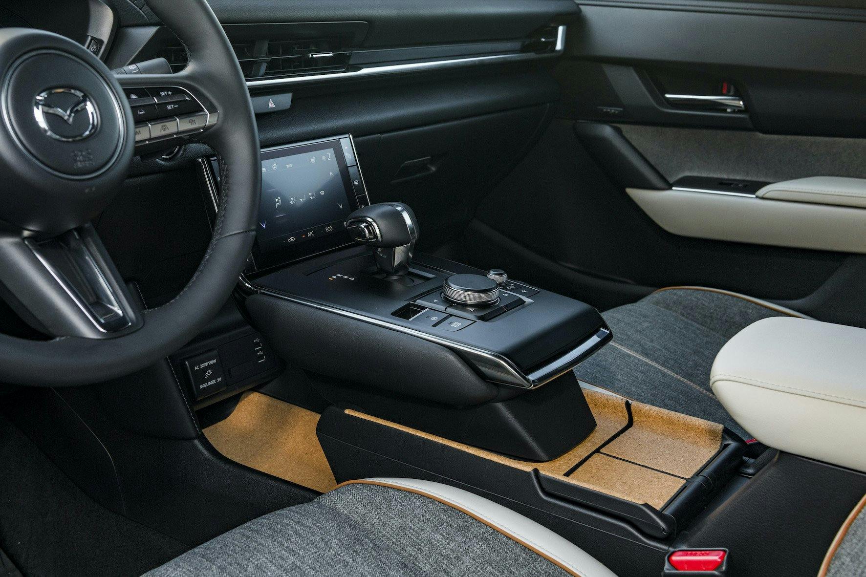 Die Mittelkonsole ist mit einem praktischen Touchscreen ausgestattet, der unter anderem zur Regelung der Klimaanlage dient.