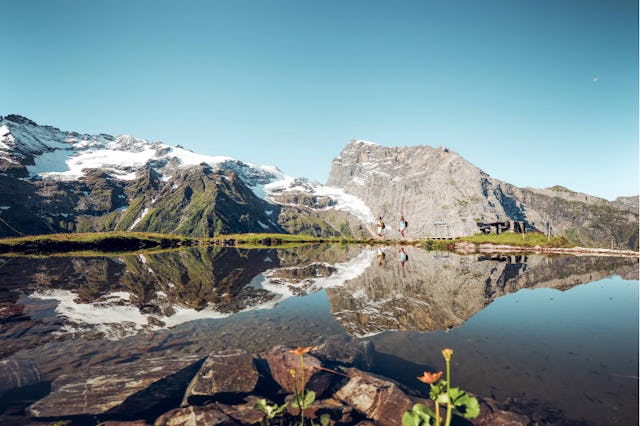 Der Spiegelsee fängt das Panorama ein – von der markanten Titlis-Ostwand über Grassengrat, Bärenzähn, Klein und Gross Spannort bis hin zum wuchtigen S...