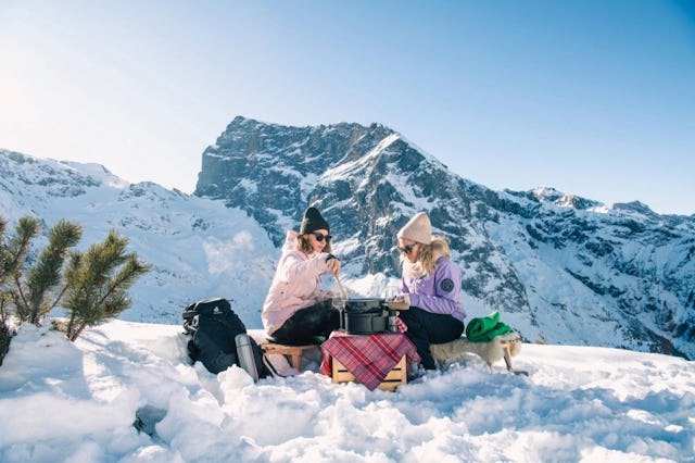 Alles dabei: Käse, Wein, Schlitten – und das Alpenpanorama der Fürenalp.