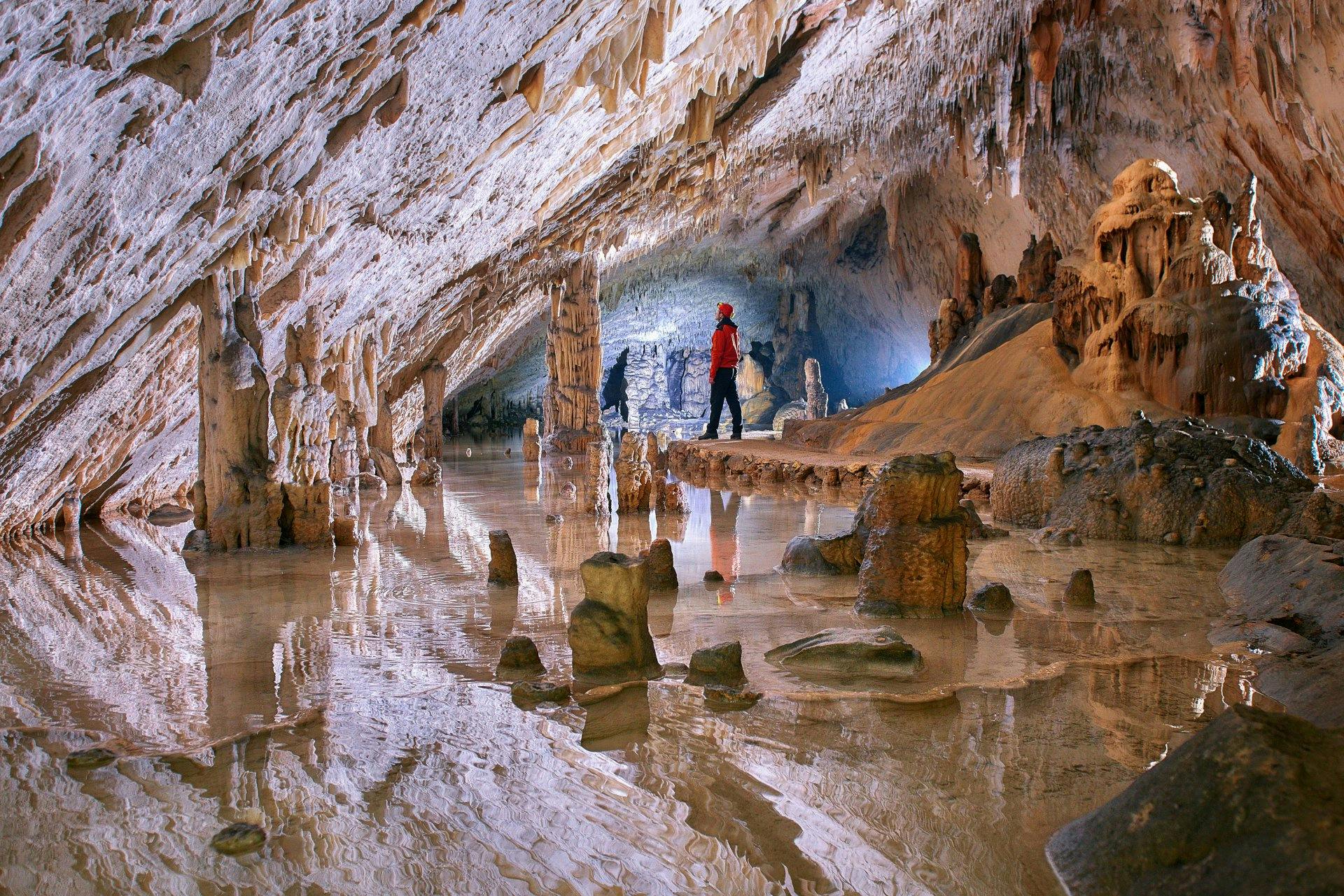 Abenteuerlustige Feriengäste kommen bei einer Tour in den geheimnisvollen Karsthöhlen von Postojna oder Škocjan auf ihre Kosten.