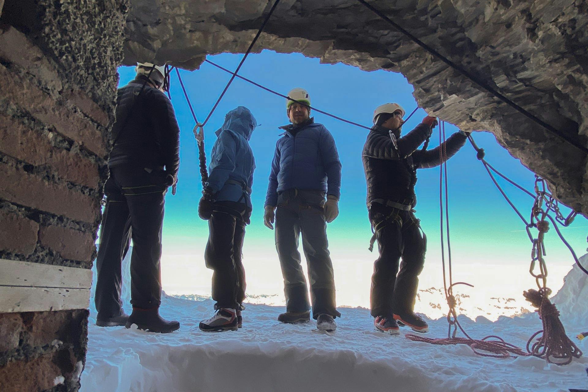 Plötzlich ist man ganz klein: Unter und über dem Plateau gibt es nur noch den Himmel und die steile Wand.