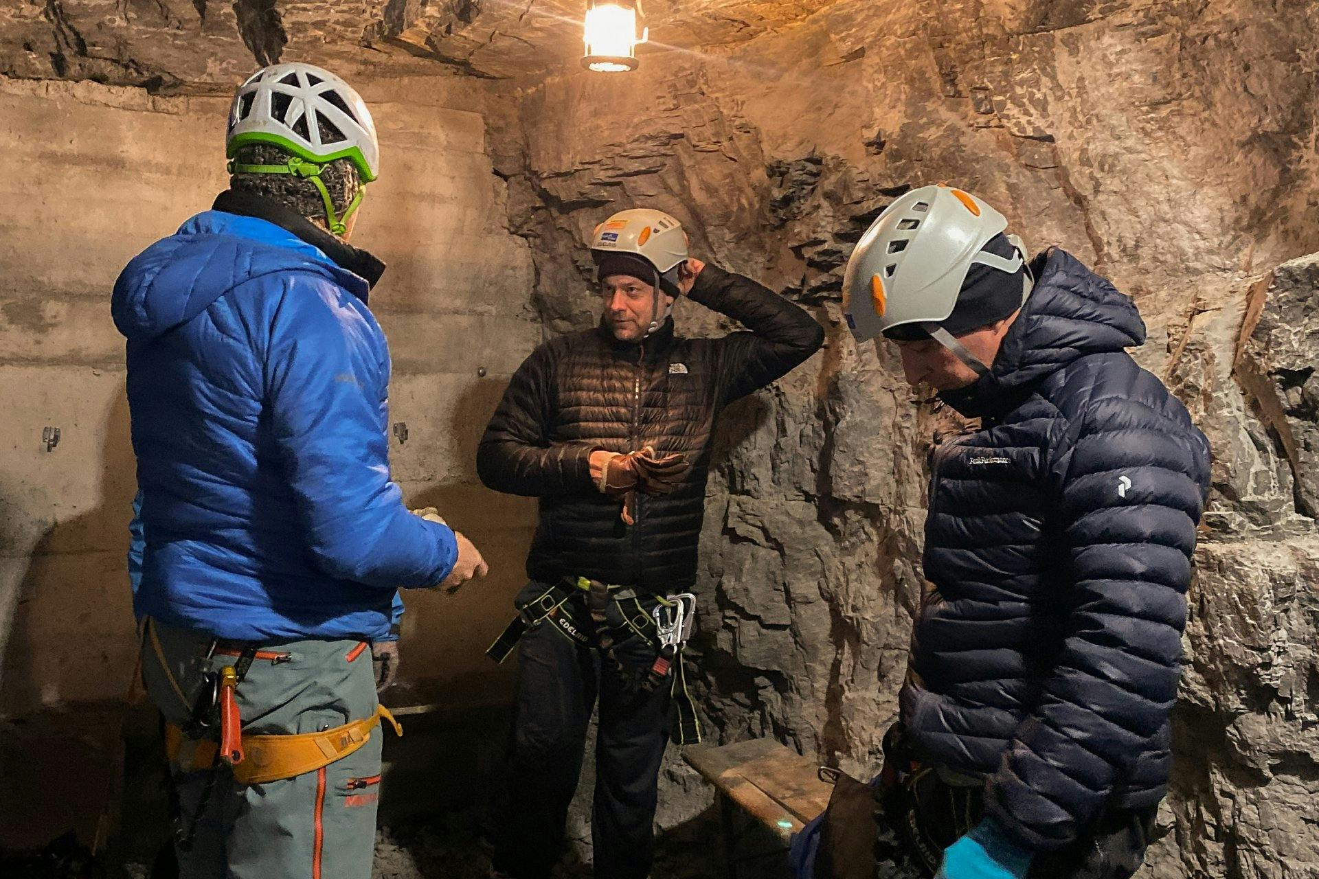 Letzte Vorbereitungen: Diese Teilnehmer der Stollenloch-Expedition überprüfen noch einmal ihre Ausrüstung.