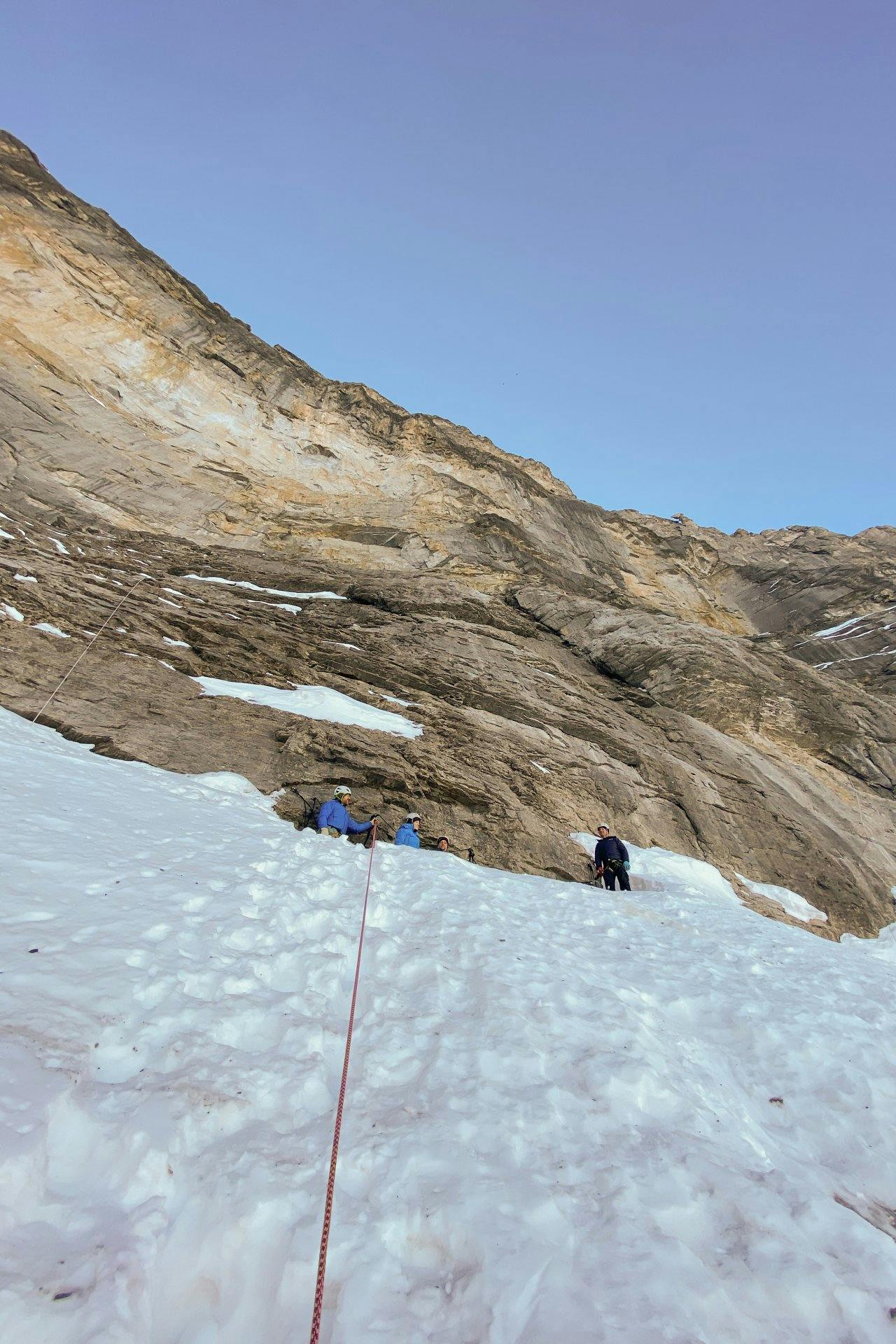Das Stollenloch von unten betrachtet: Erst aus dieser Perspektive erschliesst sich, wie Steil die Eiger-Nordwand wirklich ist.