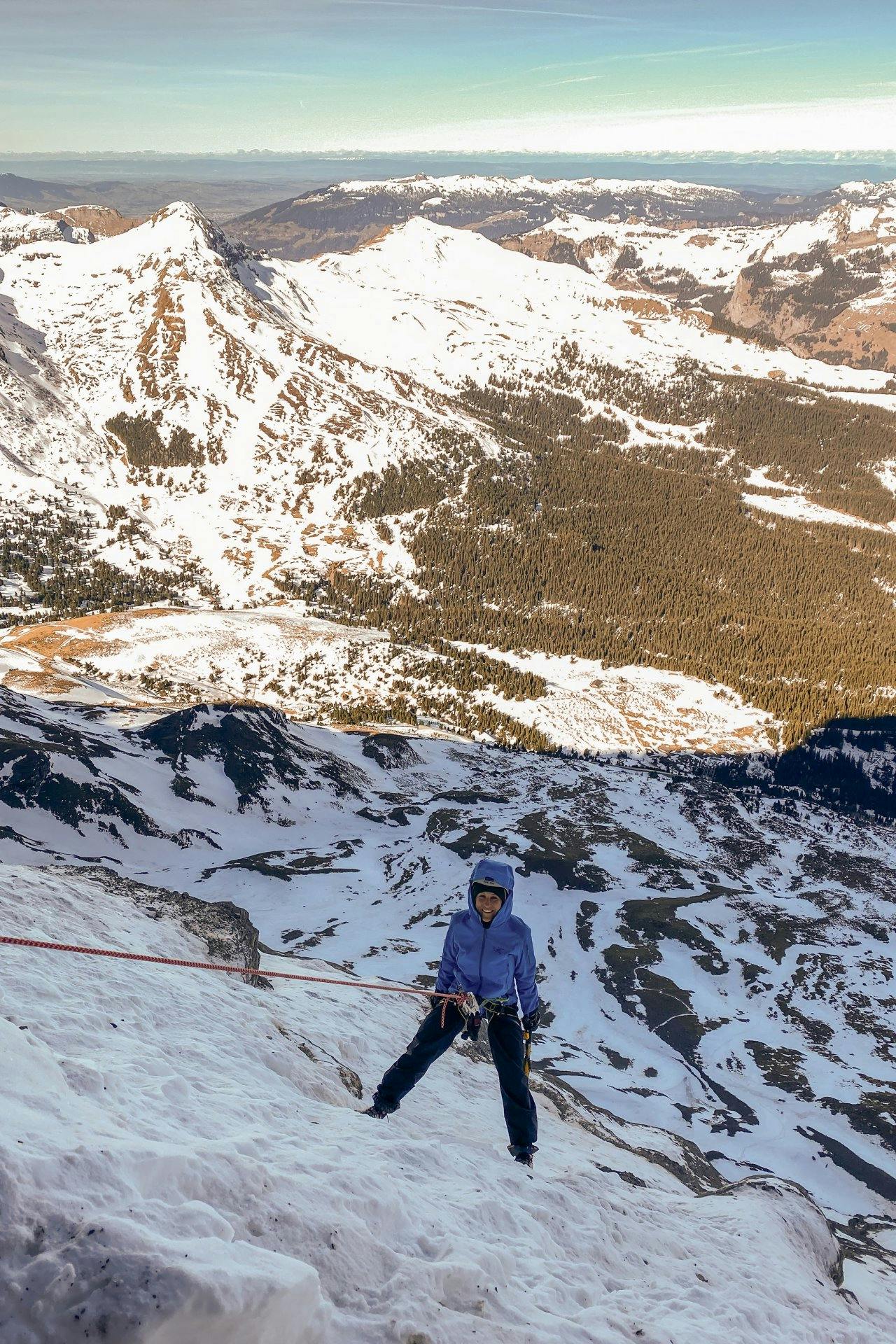 Den Mutigen gehört die Wand: Wer sich einfach ins Seil fallen lässt, erlebt den Ausflug in die Bergwelt noch intensiver.