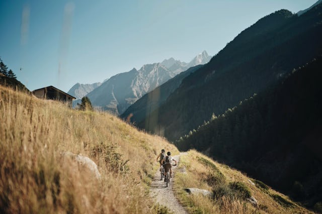 Biken im Herbst hat seine Vorteile. Die Trails sind leerer, die Sonne angenehm und die Farbenpracht des Waldes lässt staunen.