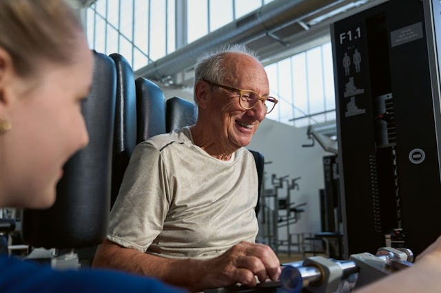 Begleitetes Training an der F1.1 für einen starken Rumpf.
