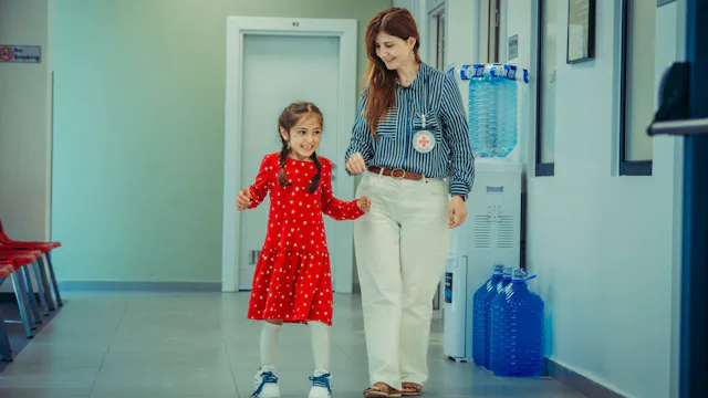 Erbil, Irak. Im IKRK-Rehabilitationszentrum hilft eine Mitarbeiterin einem kleinen Mädchen mit einer
Prothese beim Gehen.