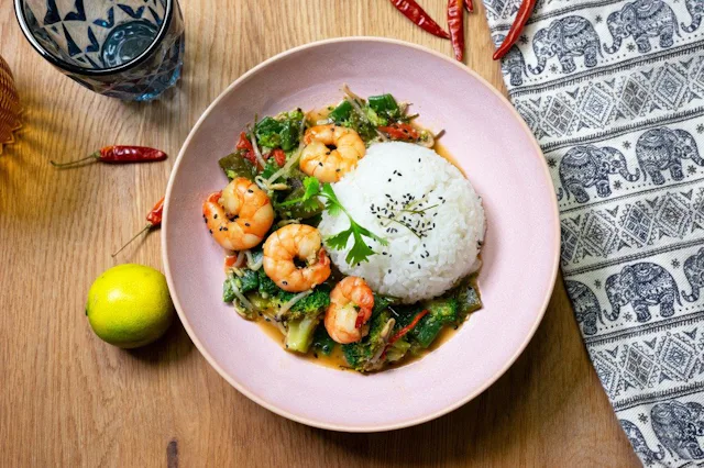 Rotes Thai-Curry mit Shrimps