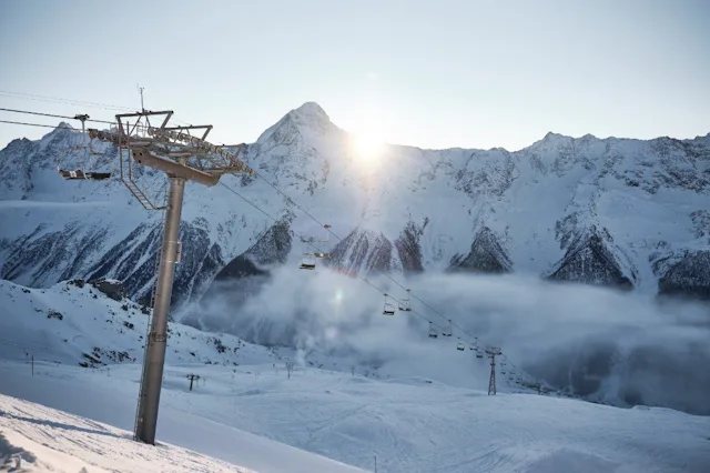 Au sommet en télécabine: le trajet jusqu’au Hockenhorngrat offre déjà un panorama impressionnant.