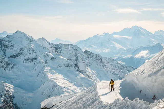 La magie de l’hiver à l’état pur: découvre les montagnes enneigées sur des sentiers tranquilles en altitude.