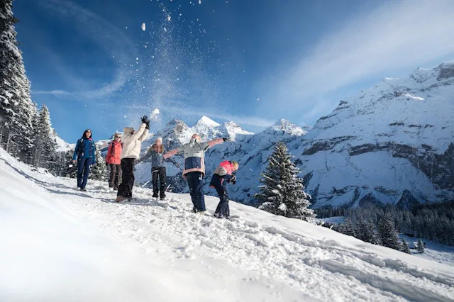 Plaisirs d’hiver avec vue sur le patrimoine mondial de l UNESCO. Nature et panorama alpin au lac d'Oeschinen.