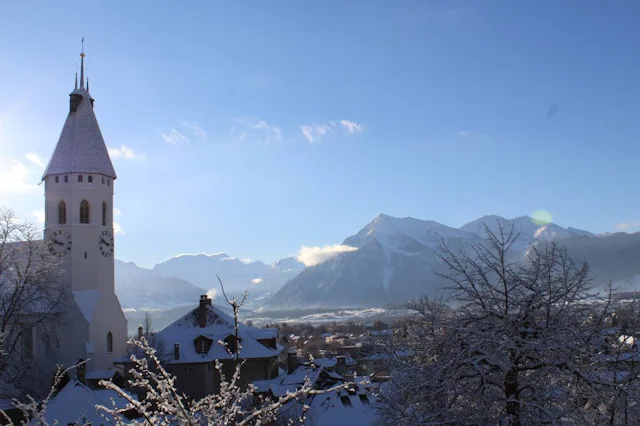Le magnifique panorama depuis le château de Thoune s’étend des toits enneigés jusqu’aux Alpes.
