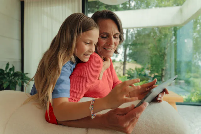 Eltern und Kinder: gemeinsam durch den digitalen Alltag navigieren.