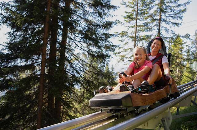 Rasanter Rodelspass auf dem Familien-Coaster «Schneisenfeger», der vom Alpkopf bis zum Högsee führt.