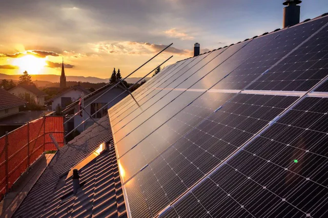 Nachhaltige Geldanlagen unterstützen gezielt Technologien wie Solarenergie für den Übergang zu einer CO₂-armen Wirtschaft.