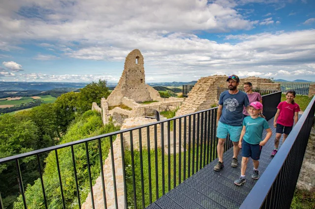 Wanderfans aufgepasst: Von Olten erreichen Sie mit der S3 in nur zehn Minuten den Bahnhof Gelterkinden im Baselbiet, wo Sie nach einer kurzen Busfahrt...