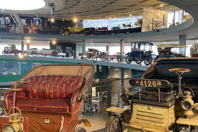 Möchten Sie lieber das grösste Oldtimer-Zentrum der Schweiz entdecken? Dann bleiben Sie einfach noch drei Minuten länger im Zug sitzen und fahren nach...