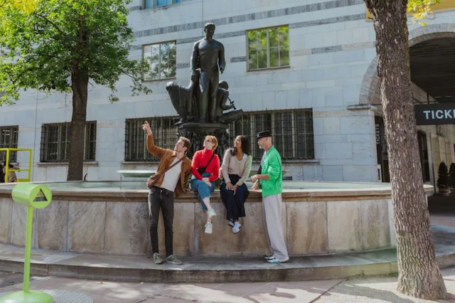 Von Muttenz gehts mit der S3 in nur sechs Minuten weiter ins lebendige Basel, das Ihnen unzählige Freizeitaktivitäten bietet. Unser Tipp: ein Besuch i...