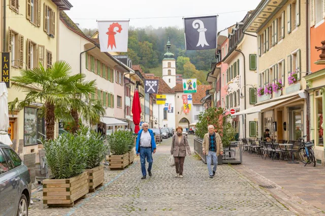 Im charmanten Laufen endet die Fahrt. Das «Stedtli» ist ein ideales Ausflugsziel, das historische Altstadtatmosphäre mit malerischer Jura-Natur verbin...