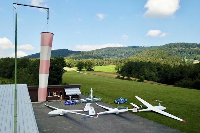 Die Wiesentour führt Sie am Flugfeld der Segelfluggruppe Dittingen vorbei. Während der Flugsaison lädt das Clubbeizli am Wochenende zu einer Pause ein...