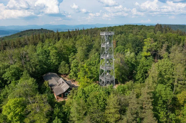 Alternativ bleiben Sie in Gelterkinden im Zug sitzen und fahren noch 12 Minuten weiter nach Liestal. Oberhalb der Kantonshauptstadt thront ein 30 Mete...