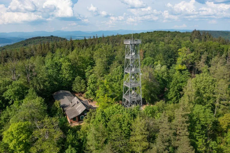 Alternativ bleiben Sie in Gelterkinden im Zug sitzen und fahren noch 12 Minuten weiter nach Liestal. Oberhalb der Kantonshauptstadt thront ein 30 Mete...