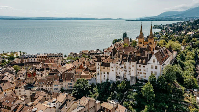Die schöne Altstadt von Neuenburg ist ein toller Ausgangspunkt, um weitere Städte im Neuenburger Jura mit dem Zug zu entdecken – ganz entspannt, ohne Stau oder Parkplatzsuche.