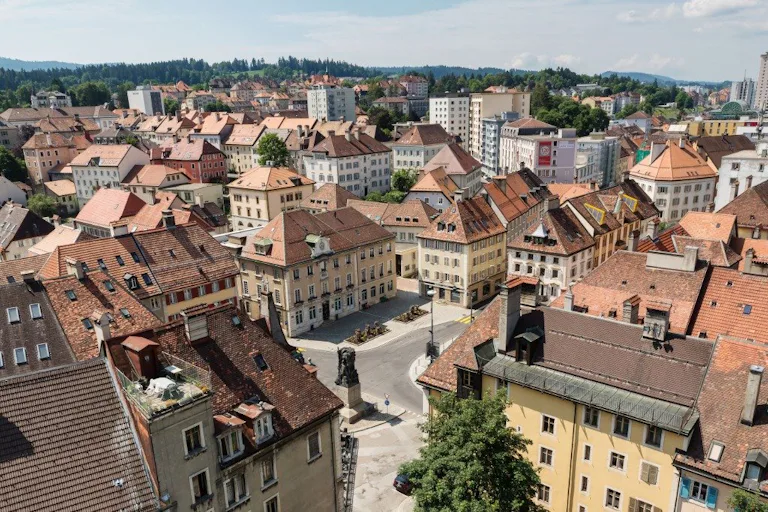 Von Neuenburg erreichen Sie mit dem RegioExpress in nur 27 Minuten bequem ein architektonisches Juwel im Herzen des Juragebirges: In der UNESCO-Welter...