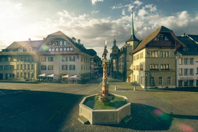 Nach nur acht Minuten Weiterfahrt mit der S29 erreichen Sie Zofingen. Die idyllische Altstadt verzaubert mit verwinkelten Gassen, barocken Häusern und...