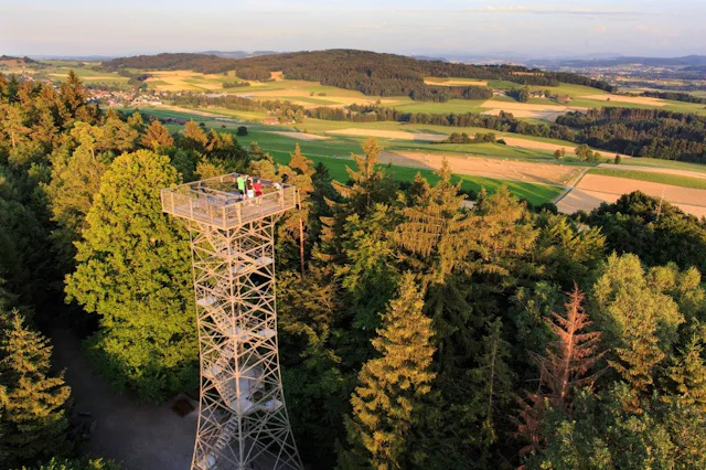 Lieber hoch hinaus? Dann wandern Sie von Frauenfeld gemütlich in ca. 1 Std. 15 Min. zum Stählibuckturm – die Aussicht ist fantastisch!