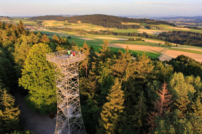 Lieber hoch hinaus? Dann wandern Sie von Frauenfeld gemütlich in ca. 1 Std. 15 Min. zum Stählibuckturm – die Aussicht ist fantastisch!