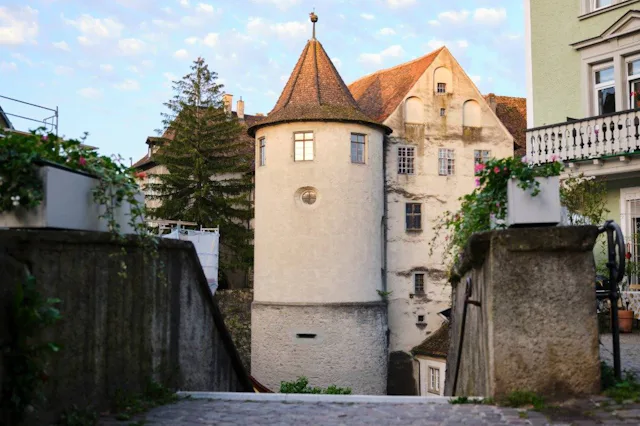 Alternativ können Sie auch bequem bis Konstanz im Zug sitzen bleiben und von dort beispielsweise mit dem Schiff weiter ins schöne Meersburg am Bodense...